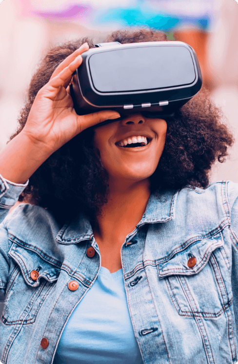 Foto de uma moça negra olhando utiliznado um óculos VR