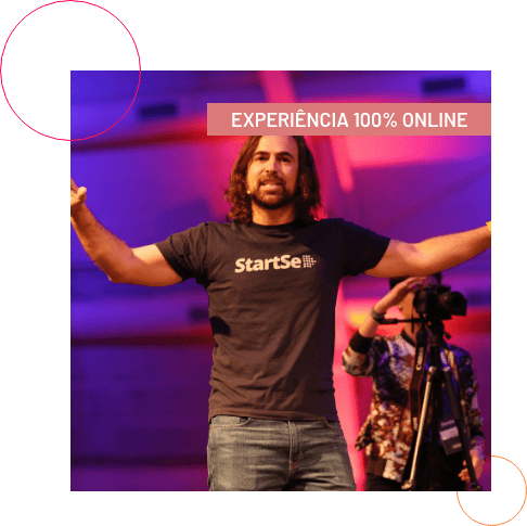 Mauricio Benvenutti em um dos eventos da StartSe; camisa preta com logo da StartSe; pessoa filmando atrás; texto acima escrito 'Evento 100% online'