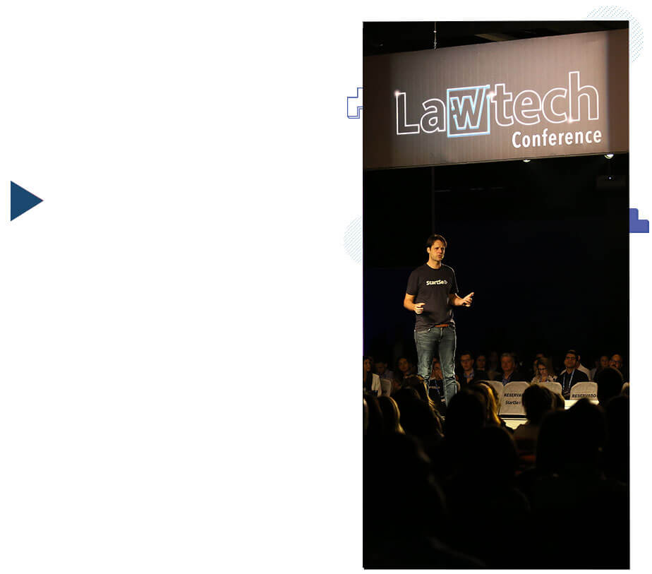 Pedro Englert palestrando no palco e ao fundo logo do Lawtech