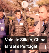 Mauricio Benvenutti ao canto direito com pessoas de pé olando pra ele em San Francisco; texto 'Vale do Silício, China, Israel e Portugal' abaixo