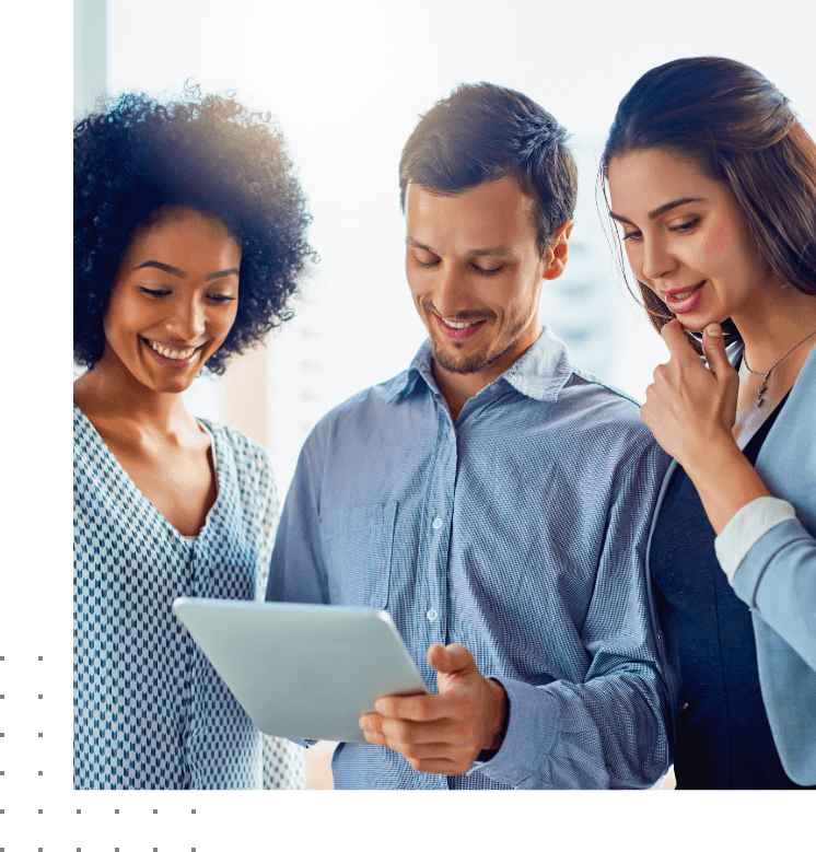 Duas mulheres e um homem sorrindo; homem no meio; homem segurando tablet; todos olhando para tablet; roupas elegantes