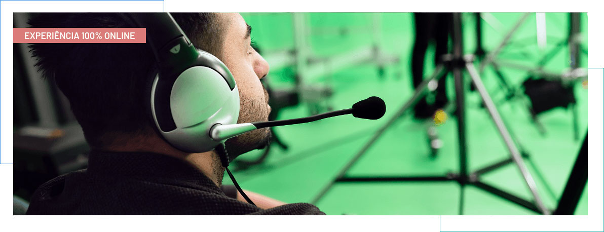 Homem com headset, olhando para o lado direito; fundo na cor verde abacate; texto acima escrito 'EVENTO 100% ONLINE'